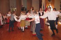 Baltimore Eesti Kooli rahvatantsurühm tantsib rootsi Jämptspolskat. Foto:<br> Anu Oinas<br> <br>  - pics/2008/05/19921_1_t.jpg
