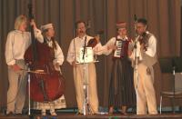 Eesti, läti ja leedu muusikutest koosnev Baltic String Band mängib rahvatantsuviise. <br> Foto: Karin Eliste<br> <br>   - pics/2008/05/19921_2_t.jpg