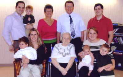 Juubilar Teele Rebane esimeses reas keskel oma perekonnaga. - pics/2008/05/19924_1_t.jpg