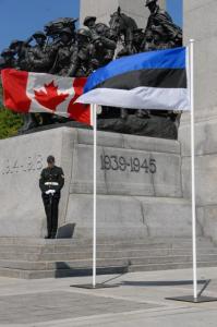 Eesti lipp, Kanada lipp Ottawa sõjamemoriaalil - pics/2008/05/20009_1_t.jpg
