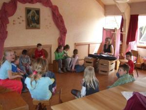 Just nii, mängides ja lauldes õpivad lapsed Hollandis eesti keelt.<br> Foto: M. Miländer - pics/2008/06/20046_1_t.jpg