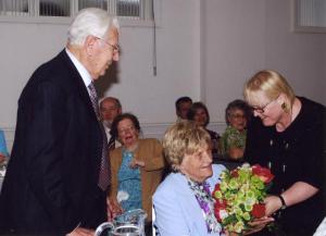 Anu Liivandi ulatab lilled Milla Väljasele, kes koos abikaasa Leoga tähistasid 15. juunil oma 65. pulma-aastapäeva.   Foto: I. Lillevars     - pics/2008/06/20188_6_t.jpg