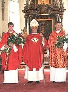 11. juulil ordineeris peapiiskop Andres Põder Tallinna Piiskoplikus Toomkirikus preestriks Mikk Leedjärve (vasakul, 28), kes on valitud Viimsi koguduse õpetajaks, ja Valdo Lusti (34). - pics/2008/08/20570_1_t.jpg