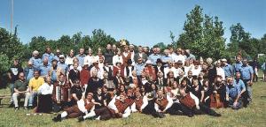 Inseneride Meeskoor (36 lauluvenda) viimasel koosviibimisel enne puhkuste aega lv. Mati Tartu (taga keskel) suvila rohumaal. Foto: H. Paara - pics/2008/08/20695_1_t.jpg