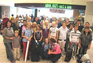 Pildil on pühapäeval, 10. augustil saabunud Eesti skaudid ja gaidid Toronto lennuväljal. Foto: Jaan Lepp. - pics/2008/08/20701_1_t.jpg
