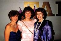  Ellen, Maaja ja Helle 1988.a. korp! Amicitia perekonnaõhtul. - pics/2008/09/20956_1_t.jpg