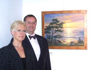 President Toomas Hendrik Ilves ja pr. Evelin Ilves Arville Puström-Uusi näitusel oma väljavalitud maali ees.<br> Foto: Ü. Ederma<br>  - pics/2008/12/22284_1_t.jpg