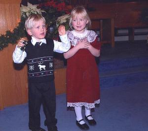 Sten ja Häli Puust jõululaulu esitamas.<br>  Foto: I. Lillevars<br>  <br>   - pics/2008/12/22292_1_t.jpg