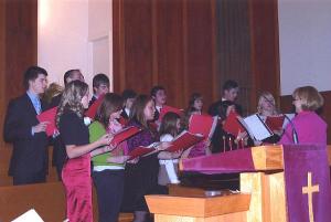 Laulab koguduse noortekoor Marika Wilbiksi juhatusel.<br>  Foto: I. Lillevars - pics/2008/12/22292_3_t.jpg