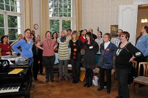 Euroopa Eestlaste Koori sopranid harjutusel hääli lahti laulmas.  - pics/2009/02/22737_1_t.jpg