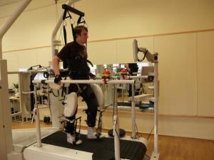 Kõnnirobot Locomat parandab liikumisvõimet ja võimaldab eelmise elu juurde<br> naasta. - pics/2009/02/22798_1_t.jpg