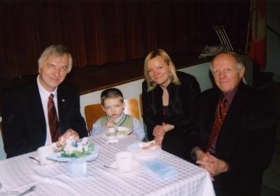 Par.: õp. Andres Taul, tema tütar Kairi Taul-Hemingway ja tütrepoeg Jaak, vasakul Olev Maimets. Foto: P.R. - pics/2009/04/23243_2_t.jpg