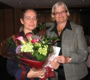 Lahkunud dr. Vello Sootsi abikaasa Pat Burchell (vas.) lilledega ja TC abipresident Kaja Telmet.<br> Foto: E. Purje - pics/2009/05/23882_3_t.jpg