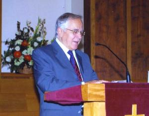 Kõneleb pastor Janis Smits.  Foto: Ilme Lillevars       - pics/2009/06/24194_2_t.jpg