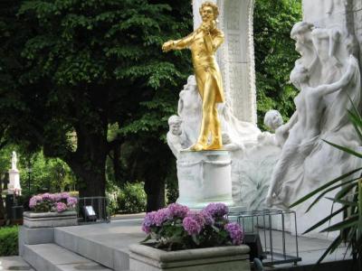 Johann Strauss Jr. statue in Vienna's Stadtpark.  Photo: T. Trei. - pics/2009/06/24219_1_t.jpg