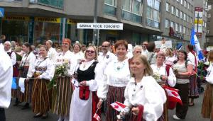 Fotodel Estonia koor laulupeo rongkäigu ajal. Fotod: Riina Klaas - pics/2009/08/25007_1_t.jpg