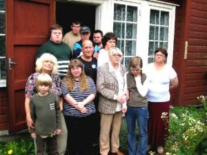  Maarjakodu puuetega noored koos kasvatajatega oma uues kodu ees. Paremalt kolmas Maarjakodu asutaja ja juhataja Hiie Martinson.  - pics/2009/09/25087_1_t.jpg