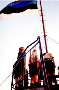 Kanada eesti skaudid  Pika Hermanni tornis valmistumas Eesti lipu langetamiseks.<br> Foto: J. Lepp<br>  - pics/2009/09/25242_2_t.jpg