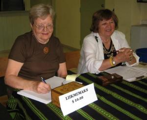 Anne Orunuk ja Luule Kann osavõtjaid registreerimas.<br> Foto: E. Purje - pics/2009/09/25245_1_t.jpg
