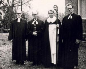 (Paremalt) Jaak Salumäe koos  peapiiskop Alfred Toominga, isa Eduard Salumäe ja vend Tiit Salumäega. Arhiivifoto - pics/2009/09/25272_2_t.jpg