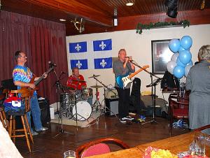 Montreali blues Eesti Maja kohvikus: Peeter Kopvillem, Raoul Langvee trummidel ja T. Leemet Saint Johnesist otse. - pics/2009/11/25888_2_t.jpg
