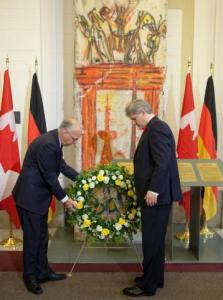 Kanada peaminister Stephen Harper ja Saksamaa suursaadik dr. Georg Witschel asetamas pärga Berliini müüri tüki ees valitsuse konverentsikeskuses Ottawas. Foto: Jason Ransom, Peaministri Kantselei - pics/2009/11/25999_1_t.jpg