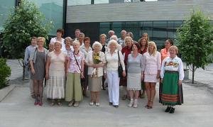 Välis-Eesti Kongressist osavõtjaid KUMU ees Tallinnas. Esireas paremalt neljas dr. Leili Utno ja vasakult esimene Elva Palo. - pics/2009/12/26322_1_t.jpg