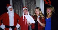 1.    Jõuluvana (Taavo Tralla) ja “päkapikud" Elias Gates-Kass, Kristina Soolepp ja Liis Jakobson panid saalitäie laulma kõigile hästituntud laulu Punanina-hirvekesest.  - pics/2009/12/26525_1_t.jpg