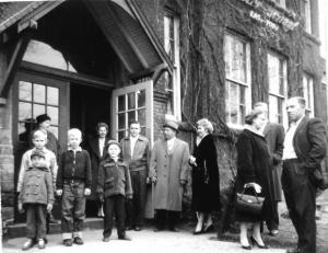 Kohalikke eestlasi Toronto Eesti Maja avamispäeval 1960. aastal.<br> Arhiivifoto - pics/2010/03/27471_1_t.jpg