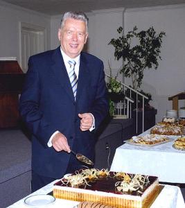 Jüri Puusaag jagas sünnipäevakülalistele juubelitorti.<br> Foto: I. Lillevars - pics/2010/04/27733_1_t.jpg