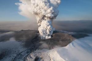  Täna tehtud õhufoto Eyjafjallajökulli liustiku tipus asuva vulkaani purskest.<br> <br>  - pics/2010/04/27868_1_t.jpg