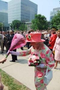 Teisipäeval, 6. juulil jõudis lõpule 22. kuninglik visiit Kanadasse, mille käigus külastasid Tema Majesteet kuninganna Elizabeth II ja Tema Kuninglik Kõrgus Edinburghi hertsog prints Philip ka Torontot. Esmaspäeva hommikul oli kuninganna  auks vastuvõtt Queen's Park'is. Peale ametlikku osa oli linnarahval samuti võimalus kuningannat näha. Juuresolev foto on ühe Eesti Elu lugeja kaamerast hetkel, kui kuninganna võtab vastu publiku hulgast ulatatud lillekimpu. - pics/2010/07/28829_1_t.jpg