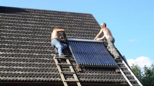 Michaeli ja Suzanne kodu katusele paigutatakse päikesepatareisid. Foto:<br> Viido Polikarpus. - pics/2010/07/29011_1_t.jpg