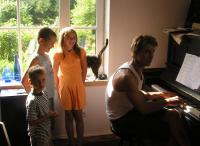 Sander, Rasmus ja Kristen laulmas ning Uku neid klaveril saatmas. Foto:<br> Viido Polikarpus. - pics/2010/09/29564_1_t.jpg