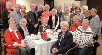 Vasakult istuvad: Naani Holsmer, Leida Pajur, Hilda Härm, Elna Libe, Liivia Kängsepp ja Kristi Kaup. Seisavad: Anne Orunuk, William Mandra, Helgi Sooaru, Johannes Vihma, Ene Paulus, Helmi Ründva, Leida Helde, Jaan Vares,Salme Vesi, Edgar Liik, Luule Kann, Evi Jaaguste, Evi Oder ja Ester Mandra. Käsil on eeltööd, et 15. detsembril pakkuda meie eesti ühiskonnale jõulupühade ootel kokkutulekut, kus laulame koos talve- ja jõululaule, kuulame juttu ja sööme ajakohast rooga.  - pics/2010/10/29857_1_t.jpg