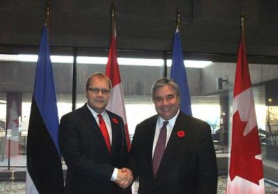 EV välisminister Urmas Paet ja Kanada väliskaubandusminister Peter Van Loan. Foto: Ülle Baum - pics/2010/11/30140_1_t.jpg