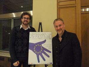 Vas. Jerrett Zaroski (Programmer) ja Tom McSorley (Executive Director)  Kanada Filmiinstituudist selle aasta filmifestivali plakati juures. Foto: Ülle Baum<br> - pics/2010/11/30429_2_t.jpg