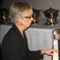  Marlene Kuutan võlub klaverist jõuluviise. Foto: E. Purje - pics/2010/12/30651_1_t.jpg