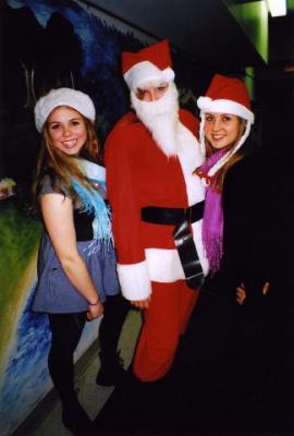 Katrina Dobson ja Kairi Vaikla olid head abilised jõuluvanale, keda sel peol kehastas sosinate kohaselt Mari Pikkov.<br> - pics/2010/12/30668_1_t.jpg