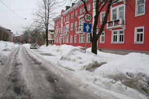 Lume tõttu on juba mitu kuud Tallinna väiketänavatel raske autodel teineteisest mööda pääseda ja nüüd on see raskendatud veelgi. Korralikult äraajamata lumi aina sulas ja külmus ja nüüd on paksu jää sees sügavad rattarööpad. Nendest on raske välja pöörata ja need panevad auto vedrud ja kummid proovile. Pilt on võetud Pelgurannas, kus kõrval kena näide kordatehtud Stalini-aegsest kivimajast. Neid ehitati uhkemate detailidega ja korralikumalt kui hilisemaid nõukogude-aegseid korterimaju. Foto: Riina Kindlam - pics/2011/02/31326_1_t.jpg