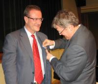 Markus Hess kinnitab parlamendiliikme Borys Wrzesnewskyj’le rinda Kanada eestlaste teenetemärgi. Foto: E. Purje - pics/2011/03/31623_1_t.jpg