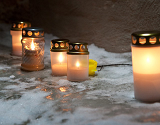 Memorial candles at Harju street in Tallinn. Photo: U.S. Embassy - pics/2011/03/31699_1.jpg