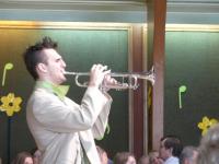 Solist Estonia Koori kontsert-lõunal oli trompetist Miikael Tenno, kelle intensiivne keskendumine heitis noote ette ja taha. Foto: AR  - pics/2011/04/32017_3_t.jpg