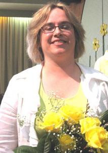Õnnelik dirigent Ingrid Silm ausalt välja teenitud roosidega. Foto: E. Purje - pics/2011/04/32017_4_t.jpg