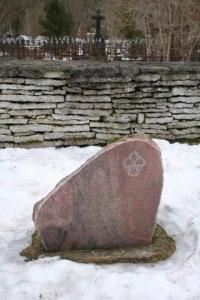 Skaudiliiliaga mälestuskivi Pirita kalmistu müüri juures. - pics/2011/04/32072_2_t.jpg