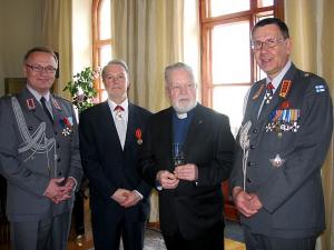 Fotol vasakult Soome kaitseatašee kolonelleitnant Erkki Pekonen, Soome suursaadik Aleksi Härkönen, soomepoiss Vello Salo ja kindral Hannu Herranen. - pics/2011/04/32217_1_t.jpg
