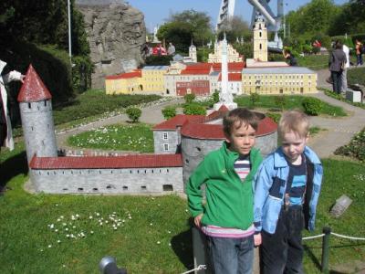 Eesti poisid Villem ja Karl tunnevad ennast Mini-Euroopas päris koduselt.  - pics/2011/04/_3_t.jpg
