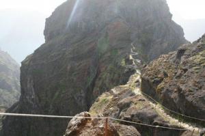 Mägirada kulgeb Madeira saare kolme kõrgeima tipu vahel alates 1818 m kõrgusel merest. Ees on näha piiret ja laskuvaid treppe. Kes selle saare radu on ehitanud, toestanud, kividega sillutanud ja treppe ladunud? Rääkimata levadadest (veekanalitest) ja auto- ning matkatunnelitest läbi mägede. Omal ajal olid siin orjad, seejärel lihtsalt kõva töö. Fotod: Riina Kindlam - pics/2011/05/32490_10_t.jpg