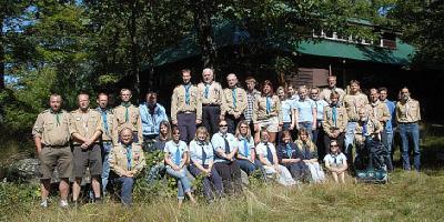 Pildil on juhid kogunenud Kotkajärve peamaja ette. Foto: skm. Enno Agur  - pics/2011/09/33501_1_t.jpg