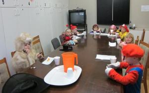  T.E.S. Lasteaia 1. ja 2. klassi lapsed naudivad maiustusi lasteaia Halloween/mardipäeva pidustustel. Foto: Martin Kiik - pics/2011/11/33958_1_t.jpg